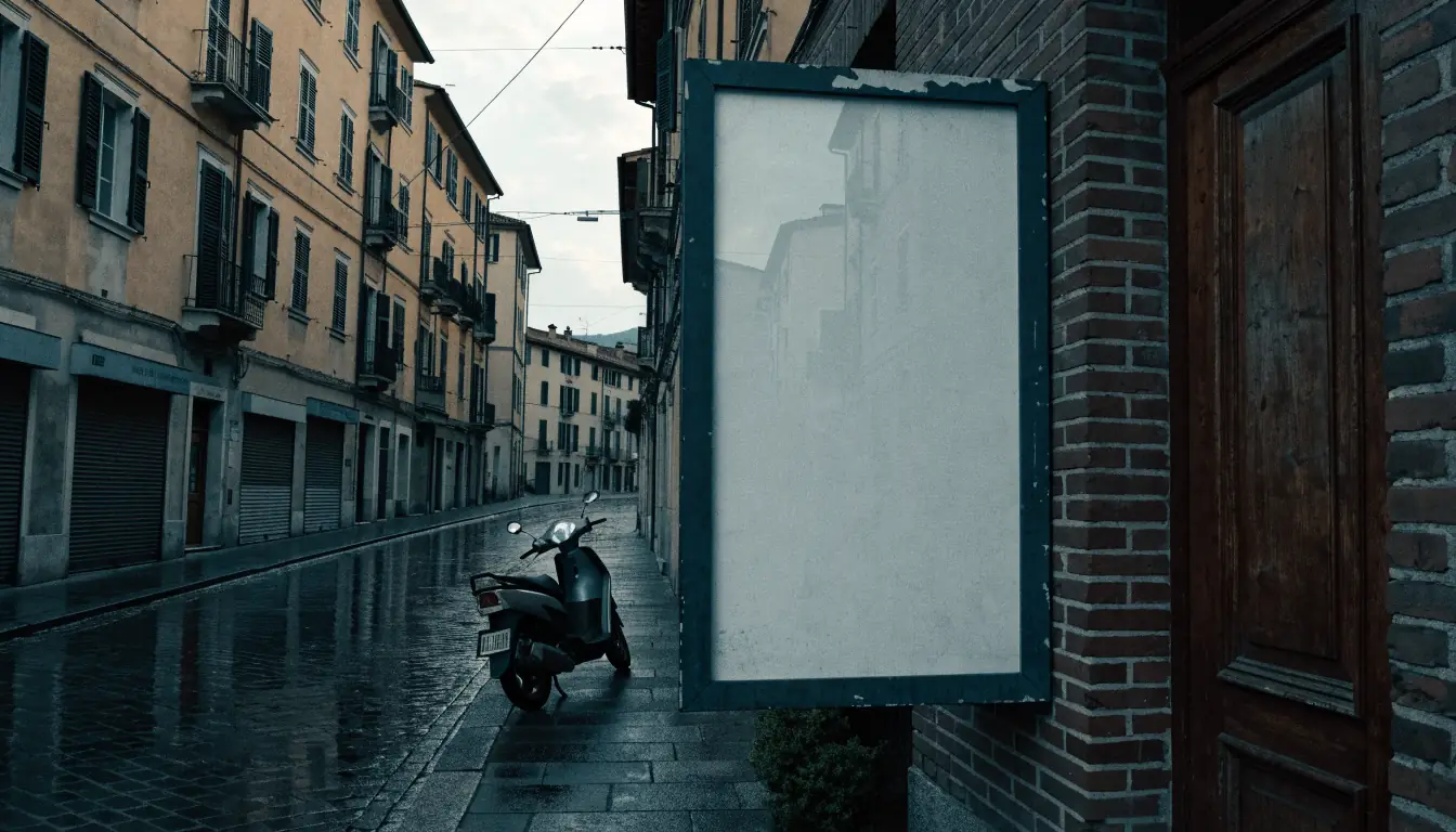 Cartellone pubblicitario vuoto in una via italiana